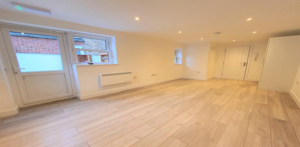 			Studio Apartment, 1 bath, 0 reception Studio			 Kilburn Lane, QUEENS PARK